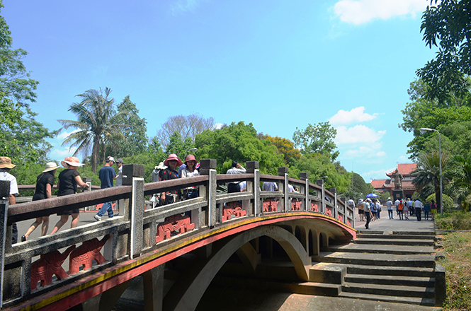  Đường vào Bảo tàng Quang Trung.