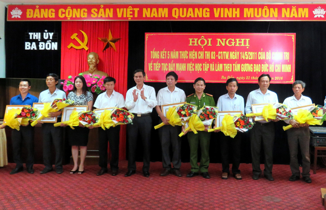     Đồng chí Trần Thắng, Uỷ viên Ban Thường vụ Tỉnh uỷ, Bí thư Thị uỷ, Chủ tịch HĐND thị xã Ba Đồn tặng giấy khen cho các tập thể đạt thành tích xuất sắc trong 5 năm thực hiện Chỉ thị số 03-CT/TW của Bộ Chính trị