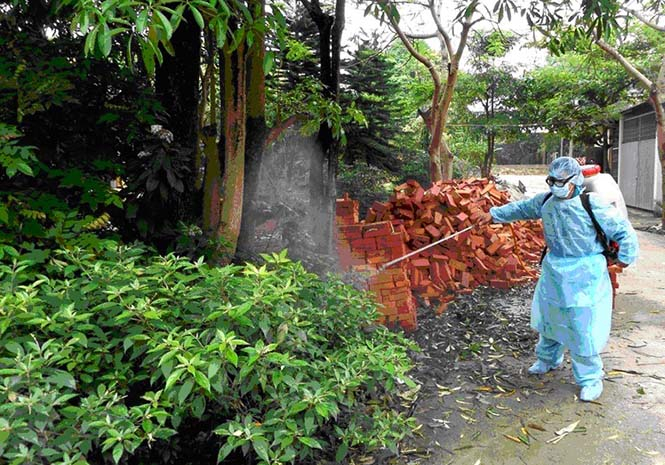 Cán bộ Trung tâm Y tế dự phòng huyện Quảng Ninh phun hóa chất diệt muỗi phòng bệnh tại các khu dân cư trên địa bàn huyện.