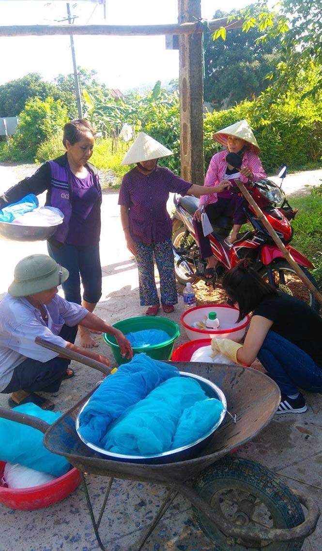 Cán bộ Trung tâm YTDP huyện Quảng Ninh tẩm hóa chất diệt muỗi cho người dân trên địa bàn xã Trường Xuân