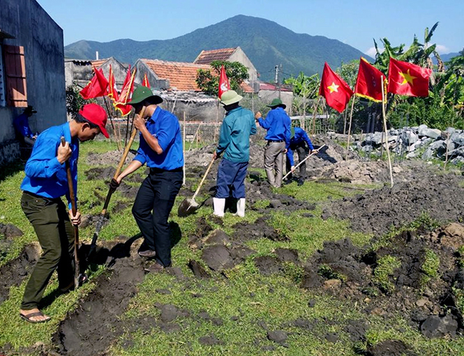 Đoàn thanh niên huyện Quảng Trạch tham gia xây dựng nhà tình nghĩa cho ông Phan Thanh Khoa ở xã Quảng Đông (Quảng Trạch)..