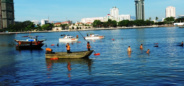 Bác sĩ đang thăm khám cho nạn nhân điều trị tại Bệnh viện Phụ sản-Nhi Đà Nẵng.