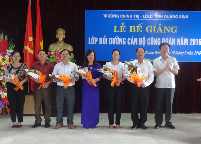 Đại diện lãnh đạo Liên đoàn lao động tỉnh tặng thưởng cho các học viên xuất sắc.