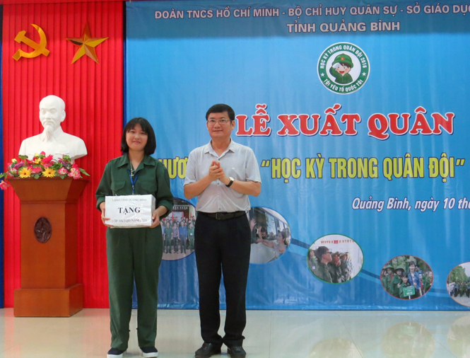  Đồng chí Trần Tiến Dũng, TUV, Phó Chủ tịch UBND tỉnh trao quà cho học viên tham gia chương trình “Học kỳ trong quân đội”.