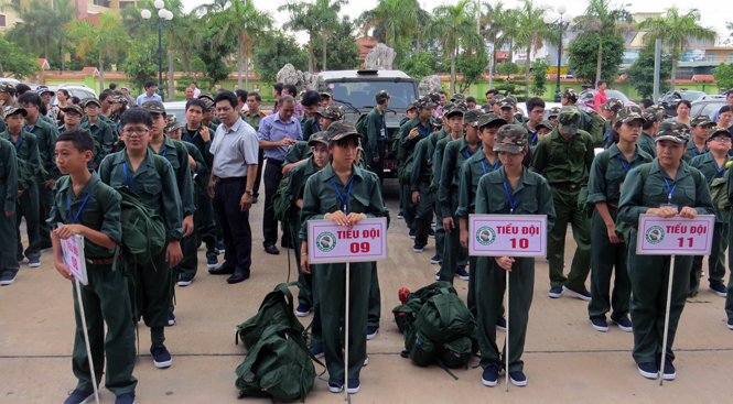 Các học viên chuẩn bị tư trang trước khi đến tham gia học kỳ tại Trung đoàn 996-Bộ Chỉ huy Quân sự tỉnh