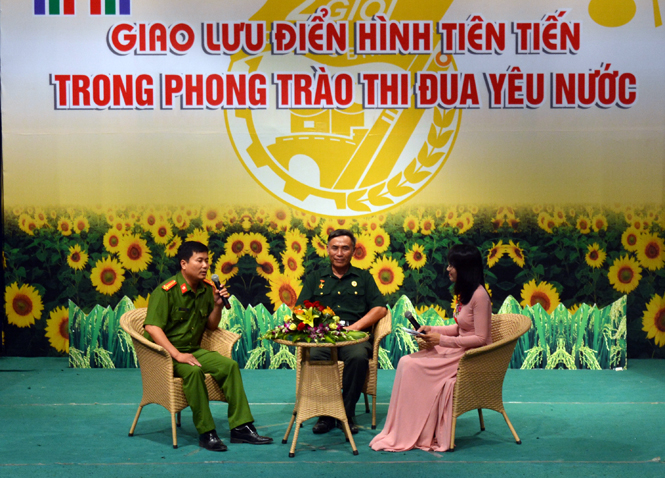 Các điển hình tiêu biểu giao lưu cùng khán giả.