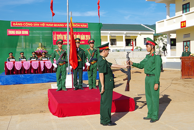 Chỉ huy đơn vị trao vũ khí cho chiến sỹ mới.