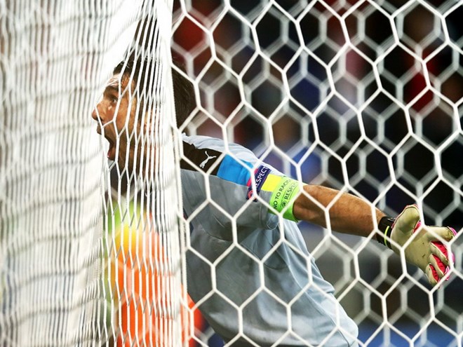 Buffon ăn mừng chiến thắng của Italy. (Nguồn: Getty Images)