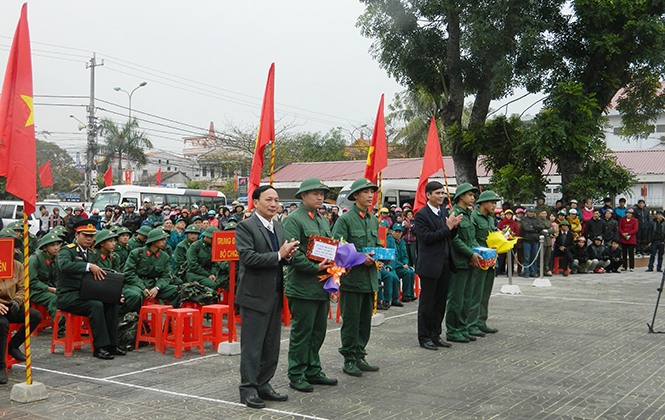 Thanh niên thị xã Ba Đồn phát huy truyền thống quê hương, hăng hái lên đường nhập ngũ.