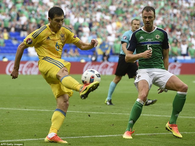 Ukraine (áo vàng) đã sớm phải nói lời chia tay EURO 2016. (Nguồn: AFP/Getty Images)