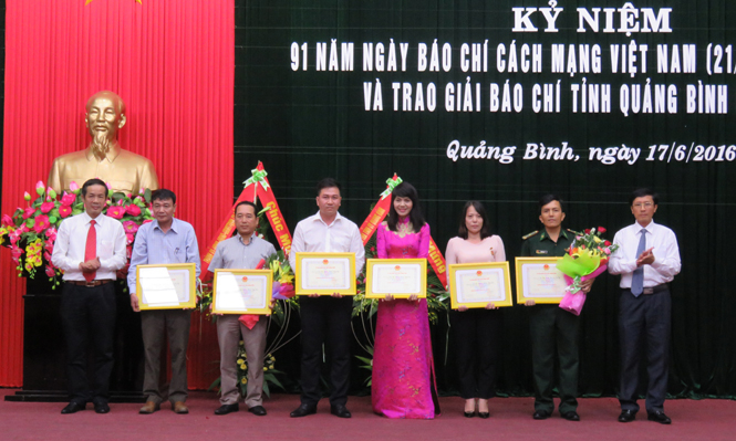 Đồng chí Trần Công Thuật, Phó Bí thư Thường trực Tỉnh ủy và đại diện lãnh đạo Hội Nhà báo tỉnh trao giải A cho các tác giả.   	  