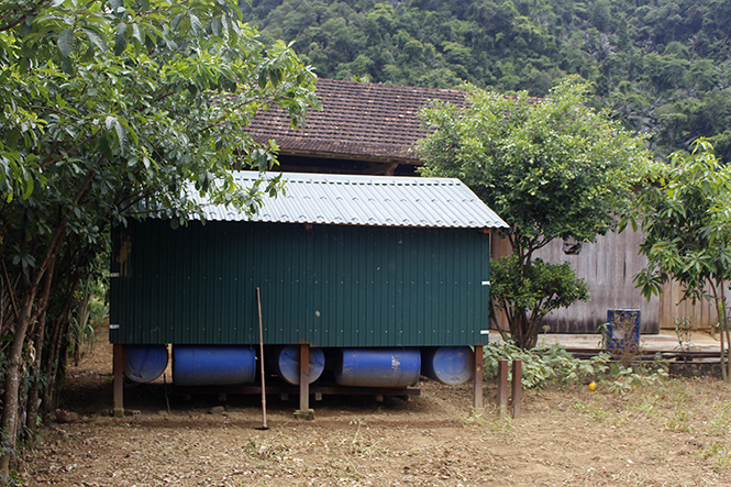 Ngôi nhà bè tránh lũ của người dân xã Tân Hóa.