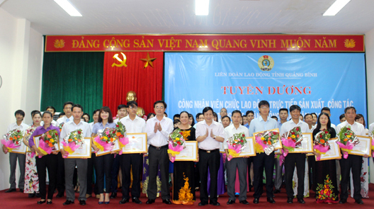 Đồng chí Nguyễn Xuân Quang, Ủy viên Ban Thường vụ Tỉnh ủy, Phó Chủ tịch Thường trực UBND tỉnh và đồng chí Nguyễn Lương Bình, Chủ tịch LĐLĐ tỉnh trao bằng khen của UBND tỉnh cho các cá nhân có thành tích xuất sắc trong thực hiện các phong trào thi đua.