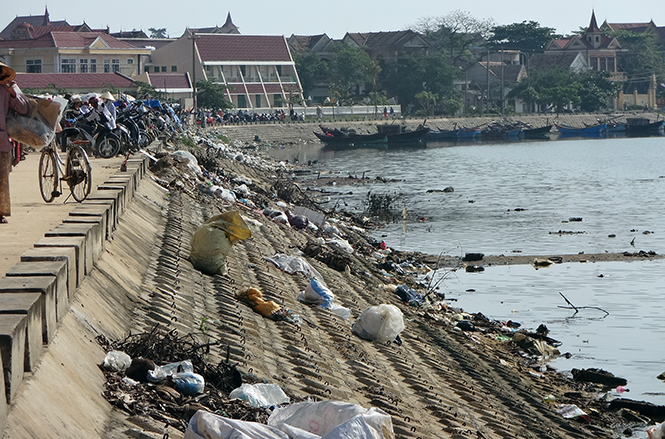 Sông, hồ ngổn ngang rác thải là hình ảnh rất dễ bắt gặp hiện nay trên địa bàn tỉnh ta.