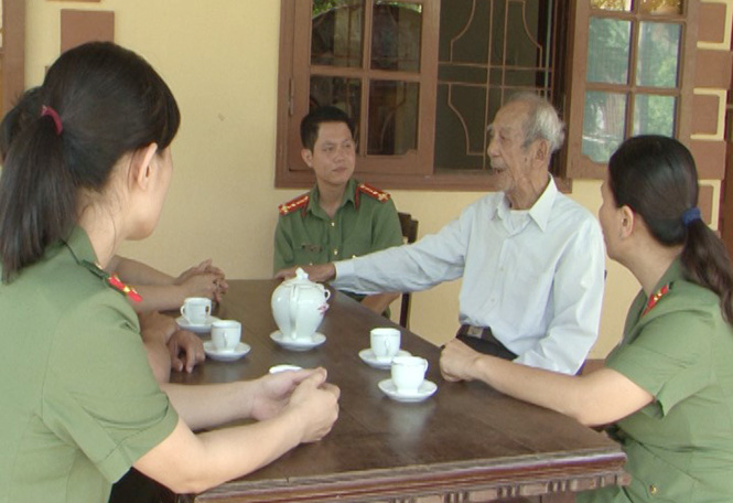 Thượng tá Nguyễn Văn Trạch, nguyên Phó ban An ninh Bình Trị Thiên nói chuyện truyền thống với thế hệ trẻ lực lượng An ninh Công an Quảng Bình.