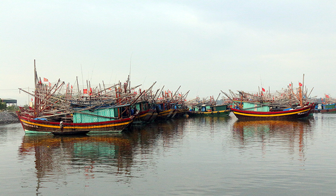 Đội tàu đánh bắt xa bờ của huyện Bố Trạch chuẩn bị vươn khơi.