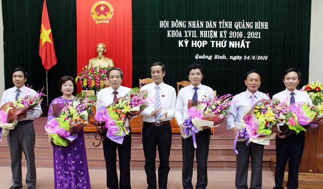 Đồng chí Trần Công Thuật, Phó Bí thư Thường trực Tỉnh ủy tặng hoa chúc mừng các đồng chí trúng cử các chức danh Chủ tịch, Phó Chủ tịch, Trưởng Ban, Chánh Văn phòng HĐND tỉnh.