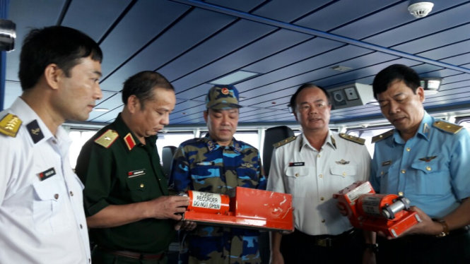 Phó đô đốc Phạm Ngọc Minh, Phó Tổng tham mưu trưởng Quân đội nhân dân Việt Nam cùng lực lượng của Sở chỉ huy trên biển Bạch Long Vĩ kiểm tra hộp đen máy bay CASA-21 - Vũ Hưởng