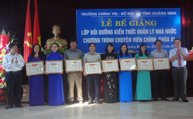 Đại diện lãnh đạo Trường Chính trị tỉnh và Sở Nội vụ tặng thưởng cho các học viên xuất sắc.