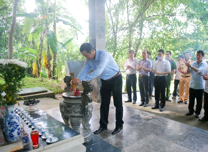 Đồng chí Trần Công Thuật, Phó Bí thư Thường trực Tỉnh ủy cùng đoàn công tác thắp hương tri ân các cán bộ, chiến sỹ hy sinh tại hang Lèn Hà năm 1972.