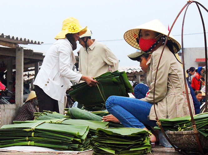 Tiểu thương nhiều chợ trên địa bàn huyện Quảng Trạch vẫn phải buôn bán trên nền đất trống.