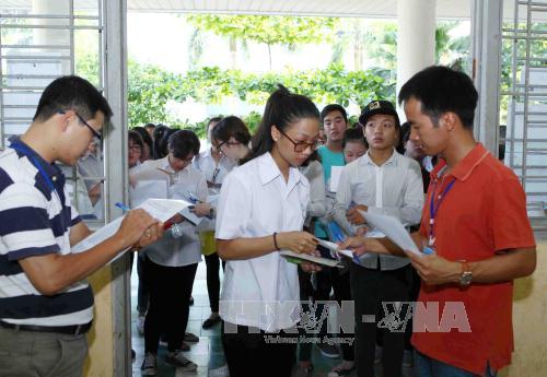  Giám thị gọi thí sinh vào phòng thi tại Hội đồng thi Trường Đại học Bách Khoa Hà Nội trong đợt thi THPT 2015. Ảnh: Quý Trung/TTXVN