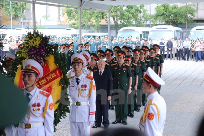 Tổng bí thư Ban chấp hành Trung ương Đảng Nguyễn Phú Trọng dẫn đầu đoàn lãnh đạo cấp cao vào viếng. (Ảnh: Minh Sơn/Vietnam+)