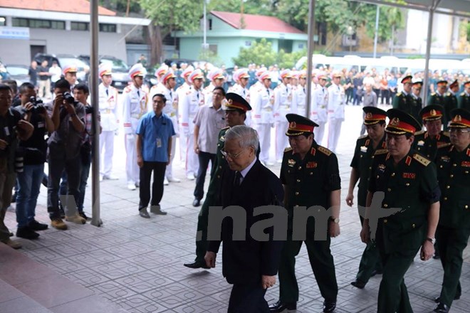 Tổng bí thư Nguyễn Phú Trọng dẫn đầu đoàn lãnh đạo cấp cao vào viếng. (Ảnh: Minh Sơn/Vietnam+)