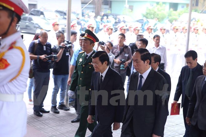 Chủ tịch nước Trần Đại Quang và nguyên Chủ tịch nước Trương Tấn Sang tại lễ viếng. (Ảnh: Minh Sơn/Vietnam+)