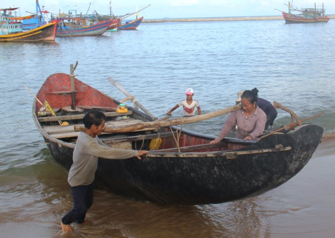 Như bao ngư dân vùng bị ảnh hưởng do cá chết, ngư dân thị xã Kỳ Anh (Hà Tĩnh) muốn biết nguyên nhân và thủ phạm gây ra sự cố để trở lại ngư trường đánh bắt - Ảnh: VĂN ĐỊNH