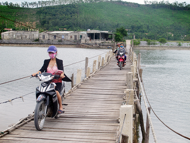 Thôn Thuận Hòa, xã Quảng Trường nối với bên ngoài bằng chiếc cầu phao.