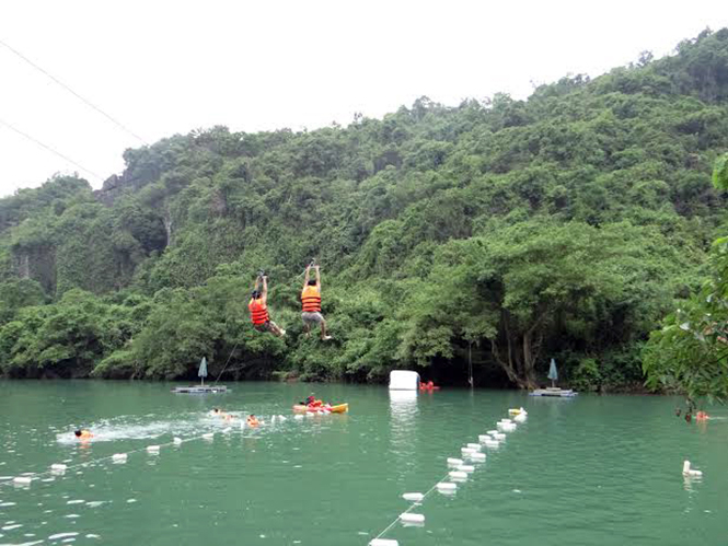 Suối Nước Moọc, sông Chày, hang Tối tạo “cơn sốt” trên cộng đồng mạng trong suốt đợt nghỉ lễ 30-4 và 1-5 vừa qua.