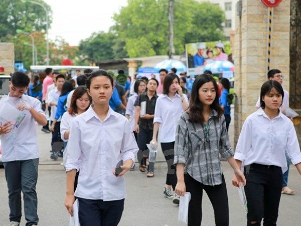 Thí sinh dự thi môn Ngữ văn sáng nay, 2-7.(Ảnh: Lê Minh Sơn/Vietnam+)