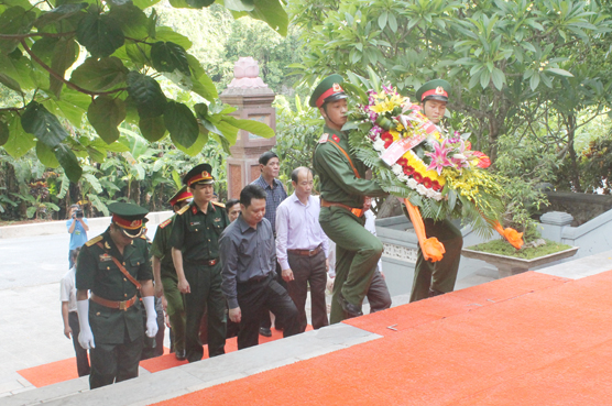 Các đại biểu dâng hương tại Hang Tám thanh niên xung phong