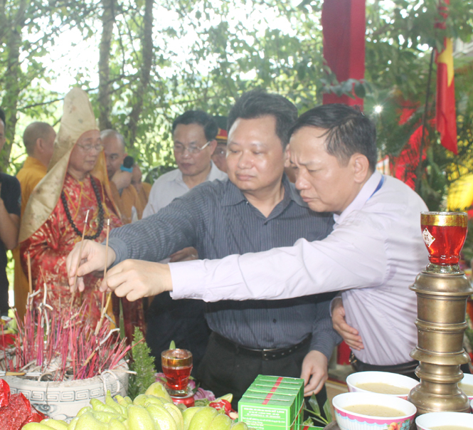 Các đại biểu thắp hương tại lễ cầu siêu