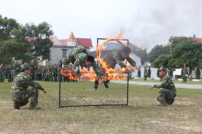 Đại đội trinh sát, Phòng Tham mưu thực hành huấn luyện. Ảnh: Hoàng Cuối