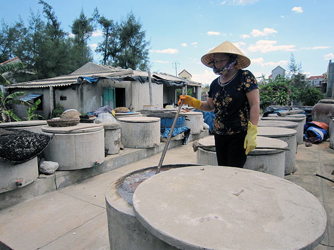 Các cơ sở chế biến thuỷ sản trên địa bàn tỉnh đang khó khăn sau sự cố cá chết hàng loạt bất thường.