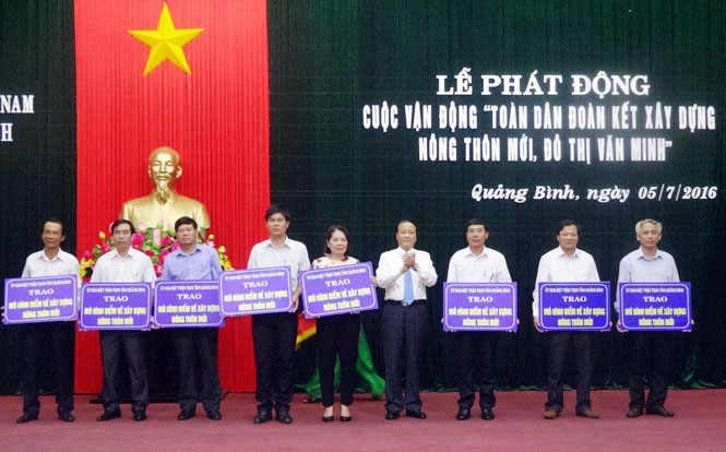 Đồng chí Trần Văn Tuân, Ủy viên Ban Thường vụ Tỉnh ủy, Chủ tịch Ủy ban MTTQVN tỉnh trao biển tượng trưng về xây dựng mô hình điểm cho Mặt trận các huyện, thị xã, thành phố.