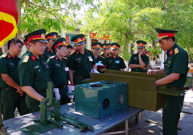 Nhiều sáng kiến của sỹ quan trẻ tham gia hội thi sáng kiến cải tiến mô hình học cụ. Ảnh: Hoàng Cuối