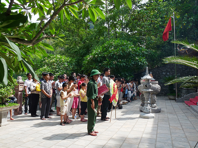 Du khách dâng hương tại Đền tưởng niệm các Anh hùng liệt sĩ trên đường 20 Quyết Thắng.       Ảnh: T.H