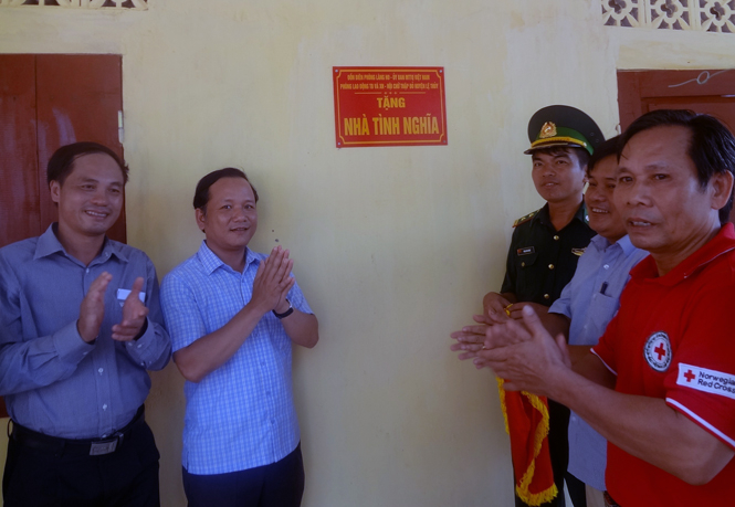 Đồn Biên phòng Làng Ho, Hội Chữ Thập đỏ huyện Lệ Thủy và chính quyền địa phương bàn giao nhà cho bà Hồ Thị Lờ ở xã Lâm Thủy (Lệ Thủy).