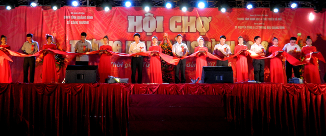 Lễ cắt băng khai mạc hội chợ thương mại Quảng Bình 2016