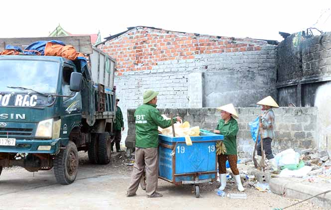 Vợ chồng ông Hiền và các thành viên trong tổ thu gom rác tại cảng Gianh.