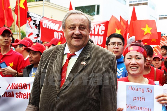 Ông Marcel Winter tại cuộc biểu tình do người Việt Nam tại Séc tổ chức trước Đại sứ quán Trung Quốc ngày 11/5/2014. (Ảnh: Trần Quang Vinh/Vietnam+)