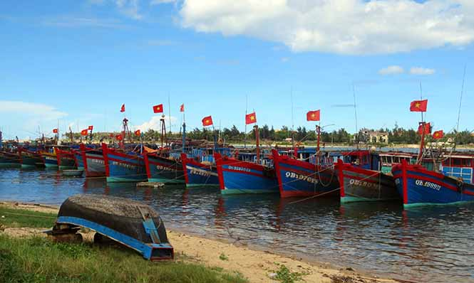 Tàu thuyền không thể ra khơi khiến thu nhập của người dân các xã biển bị ảnh hưởng nghiêm trọng.