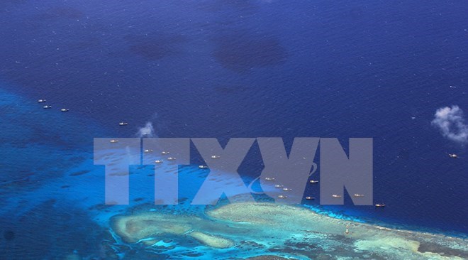 Tàu đánh cá Trung Quốc neo đậu tại bãi đá ngầm Chữ Thập thuộc chủ quyền Việt Nam ngày 17-7-2012. (Nguồn: AFP/TTXVN)