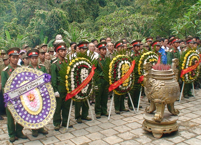  Dâng hương tại Đền tưởng niệm các Anh hùng liệt sĩ đường 20 Quyết Thắng. Ảnh: T.H