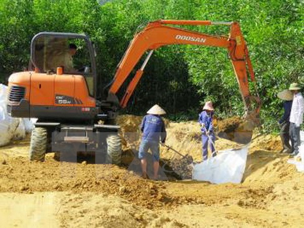 Cất bốc chất thải của Công ty Formosa lên ôtô để chuyển về tạm giữ tại kho của Công ty TNHH MTV Chế biến chất thải công nghiệp Hà Tĩnh. (Ảnh: Phan Quân/TTXVN)