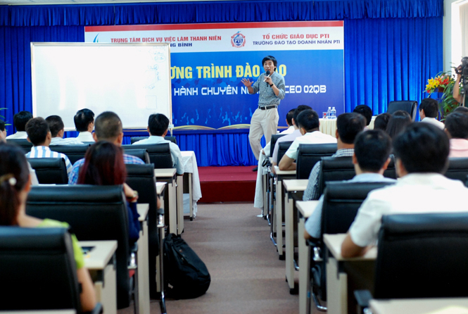 Tiến sĩ Lê Thẩm Dương, Trưởng khoa Quản trị kinh doanh, Đại học Ngân hàng TP. Hồ Chí Minh trình bày chuyên đề “Nghề Giám doanh nghiệp”.