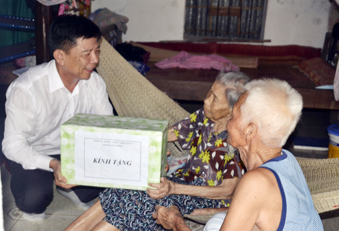 Đồng chí Nguyễn Hữu Hoài, Phó Bí thư Tỉnh ủy, Chủ tịch UBND tỉnh tặng quà Mẹ Việt Nam anh hùng Đoàn Thị Hú.